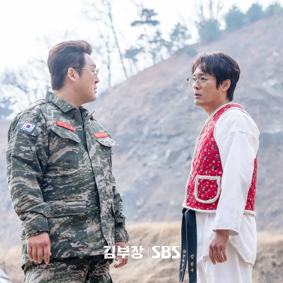 Dads in Glasses Dilawan! So Ji Sub Obrak-Abrik Musuh di Agent Kim Reactivated