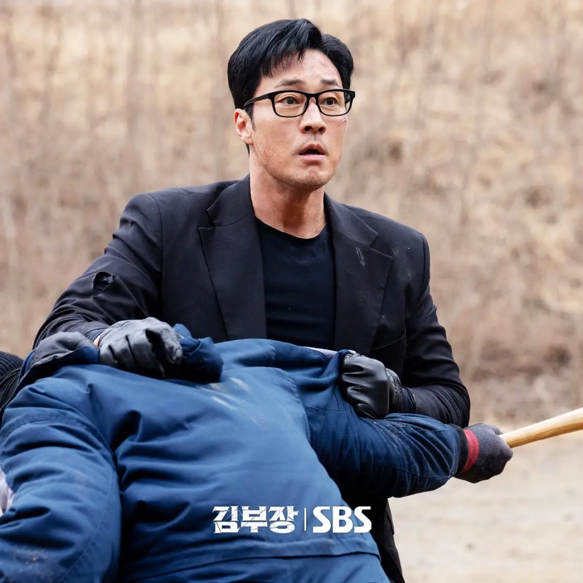 Dads in Glasses Dilawan! So Ji Sub Obrak-Abrik Musuh di Agent Kim Reactivated