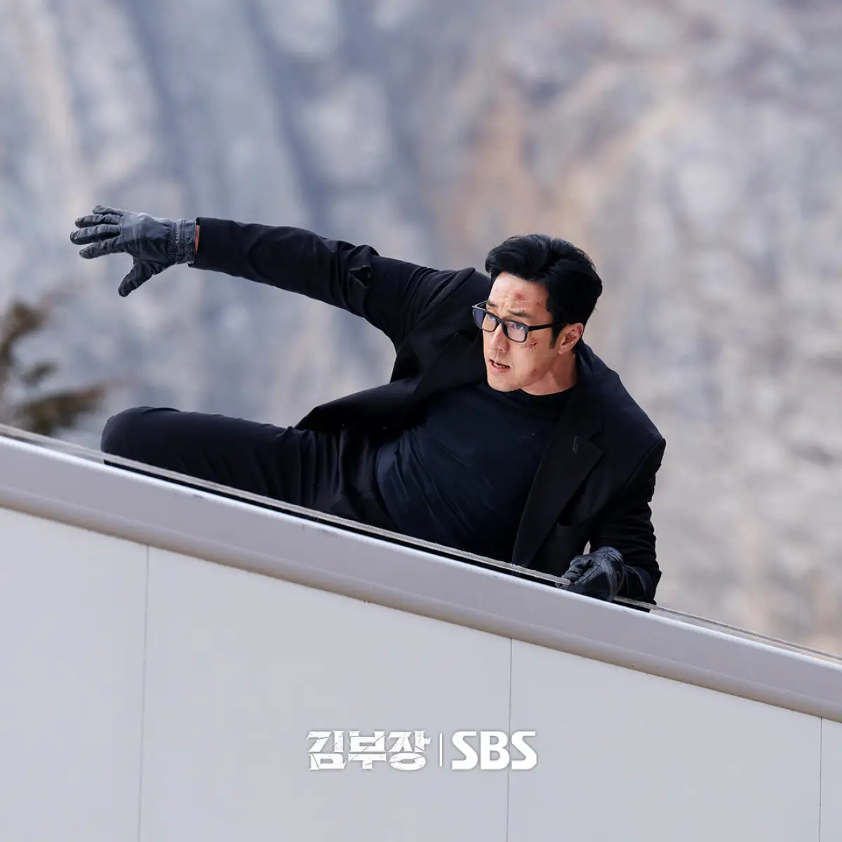 Dads in Glasses Dilawan! So Ji Sub Obrak-Abrik Musuh di Agent Kim Reactivated